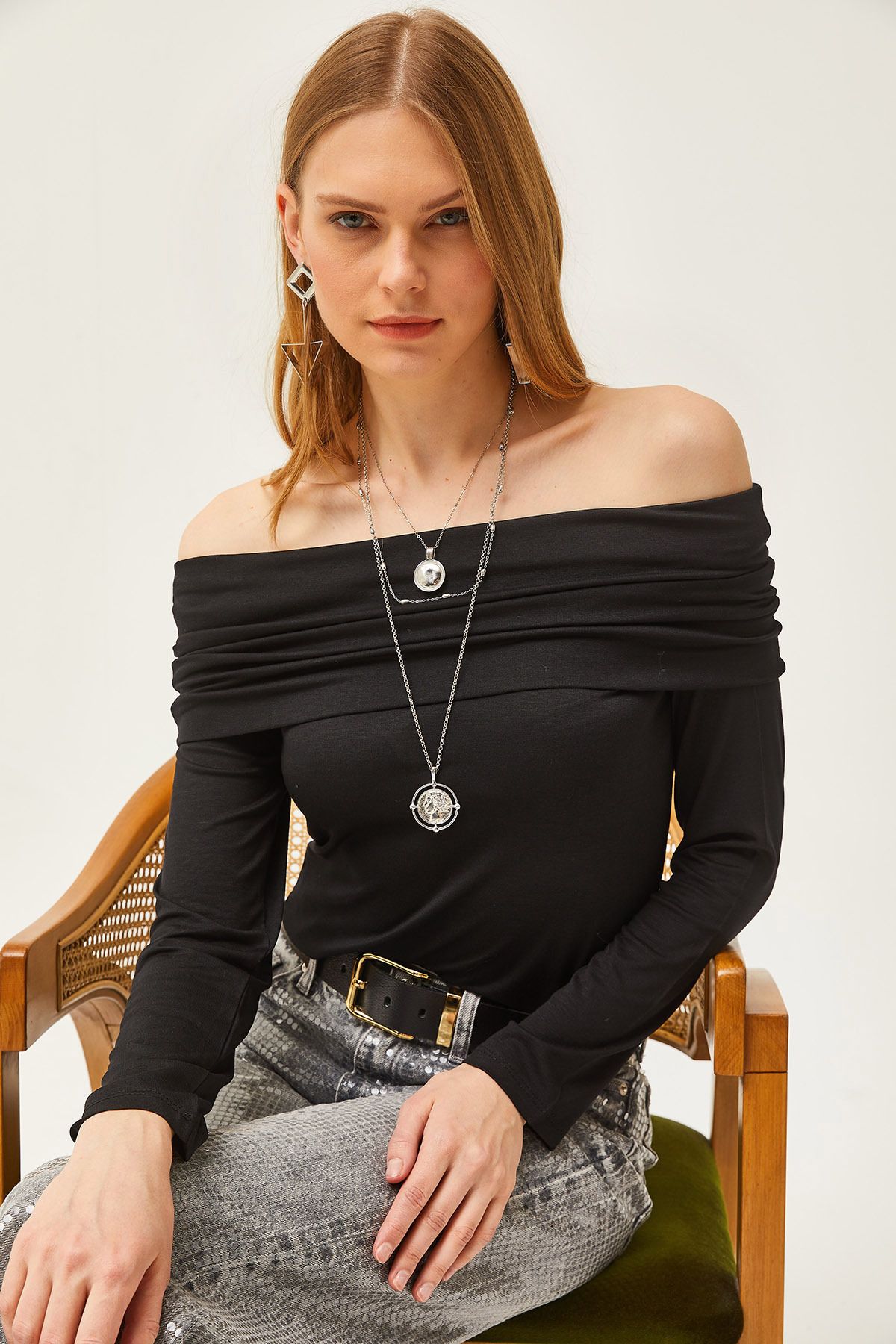 Kadın Siyah Madonna Yaka Örme Viskon Bluz BLZ-19002487 Kadın Siyah Madonna Yaka Örme Viskon Bluz BLZ-19002487