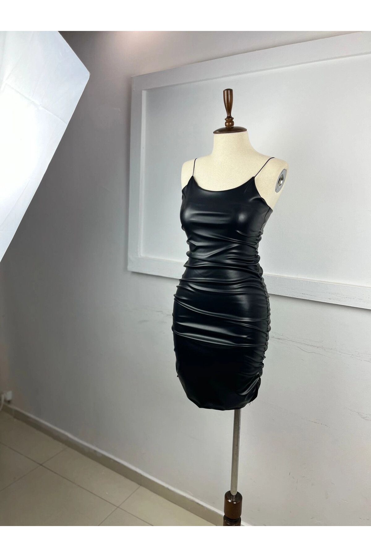 Kadın Siyah Askılı Drape Detaylı Suni Deri Mini Elbise HZL24S-FRY121711 Kadın Siyah Askılı Drape Detaylı Suni Deri Mini Elbise HZL24S-FRY121711