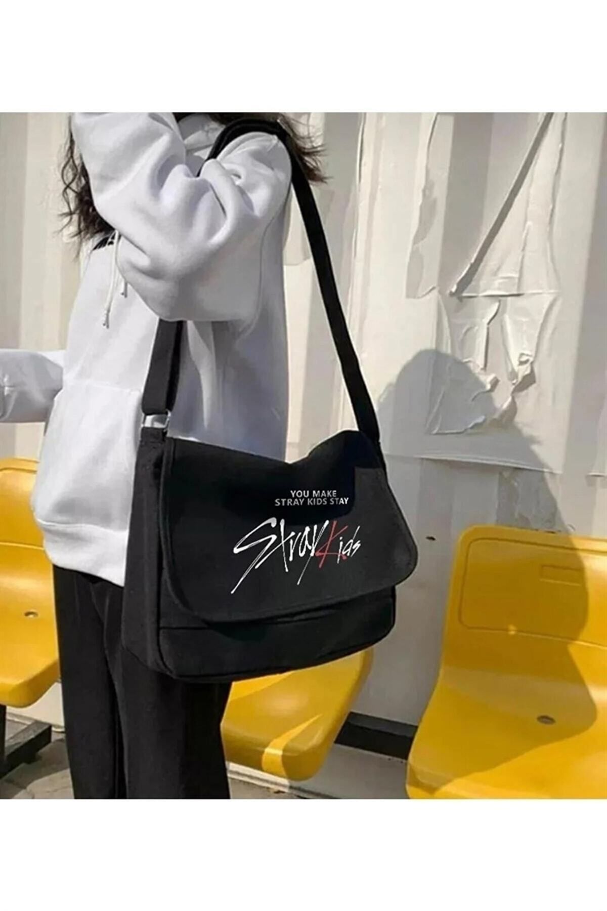 Kpop Serisi Stray Kids Baskılı Unisex Siyah Postacı Çantası Kpop Serisi Stray Kids Baskılı Unisex Siyah Postacı Çantası