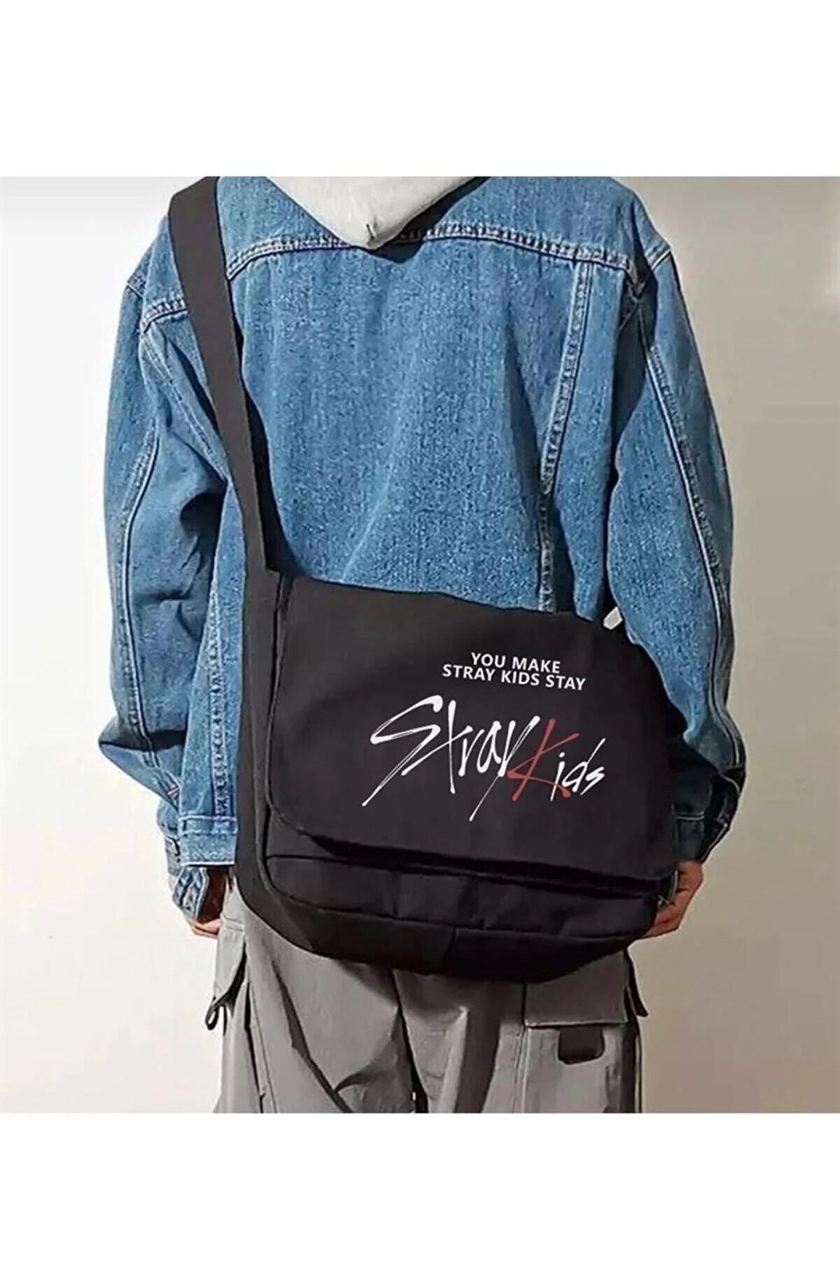 Kpop Serisi Stray Kids Baskılı Unisex Siyah Postacı Çantası Kpop Serisi Stray Kids Baskılı Unisex Siyah Postacı Çantası