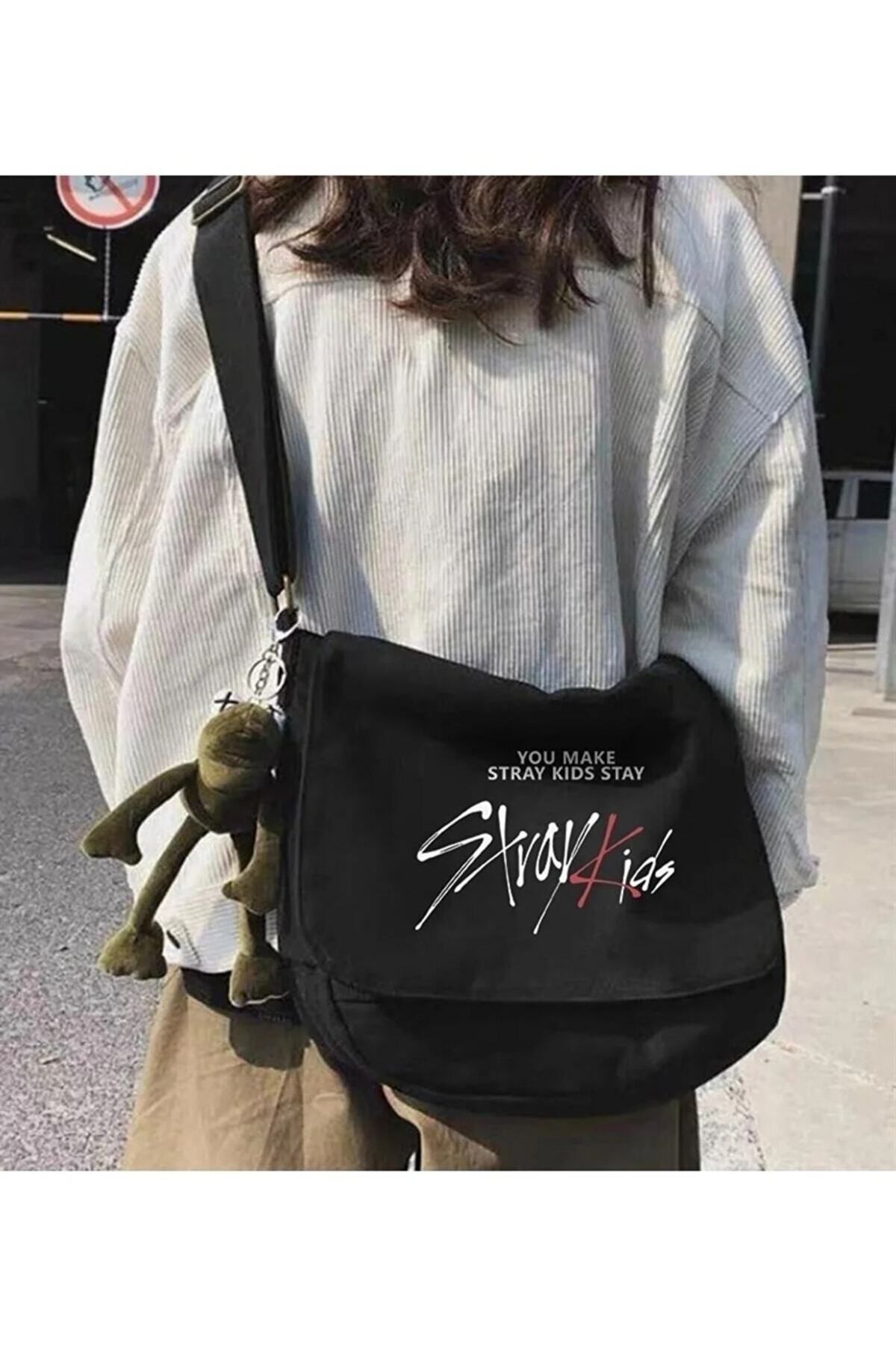 Kpop Serisi Stray Kids Baskılı Unisex Siyah Postacı Çantası Kpop Serisi Stray Kids Baskılı Unisex Siyah Postacı Çantası