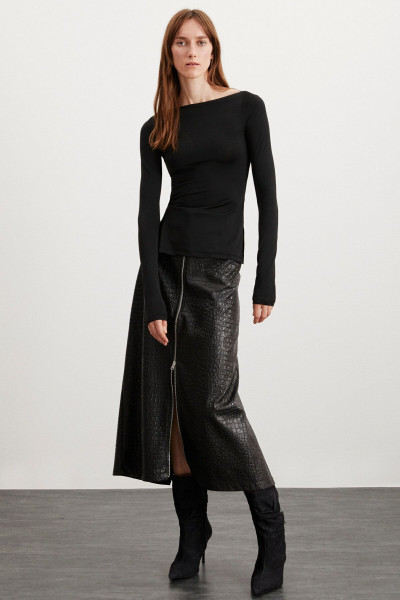 Myra Kadın Kayık Yakalı Polyester Yarı Parlak Esnek Kumaşlı Iki Yanı Derin Yırtmaçlı Siyah Bluz Myra Kadın Kayık Yakalı Polyester Yarı Parlak Esnek Kumaşlı Iki Yanı Derin Yırtmaçlı Siyah Bluz