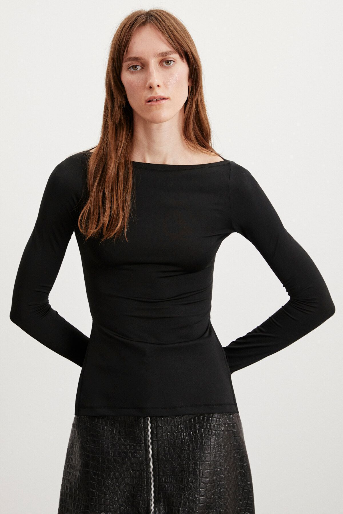 Myra Kadın Kayık Yakalı Polyester Yarı Parlak Esnek Kumaşlı Iki Yanı Derin Yırtmaçlı Siyah Bluz Myra Kadın Kayık Yakalı Polyester Yarı Parlak Esnek Kumaşlı Iki Yanı Derin Yırtmaçlı Siyah Bluz