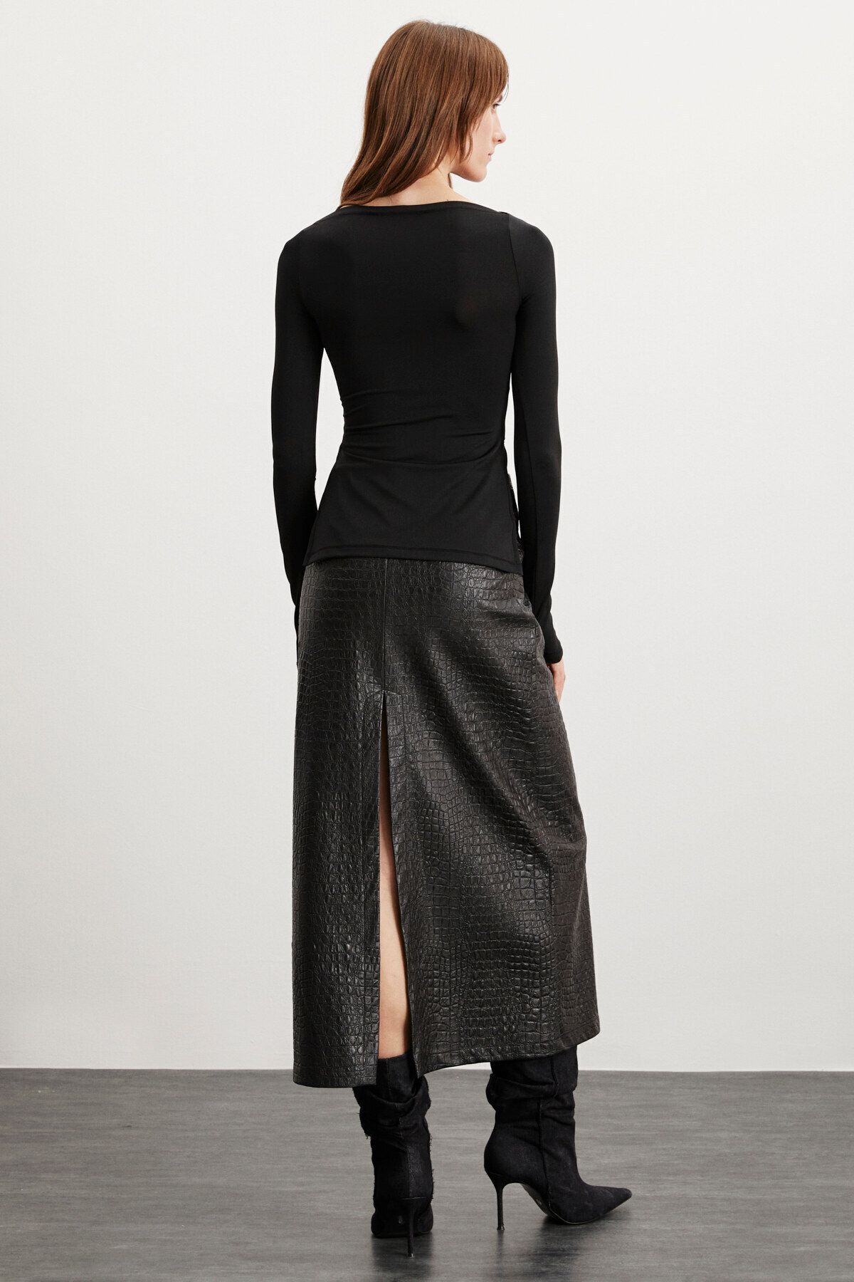 Myra Kadın Kayık Yakalı Polyester Yarı Parlak Esnek Kumaşlı Iki Yanı Derin Yırtmaçlı Siyah Bluz Myra Kadın Kayık Yakalı Polyester Yarı Parlak Esnek Kumaşlı Iki Yanı Derin Yırtmaçlı Siyah Bluz