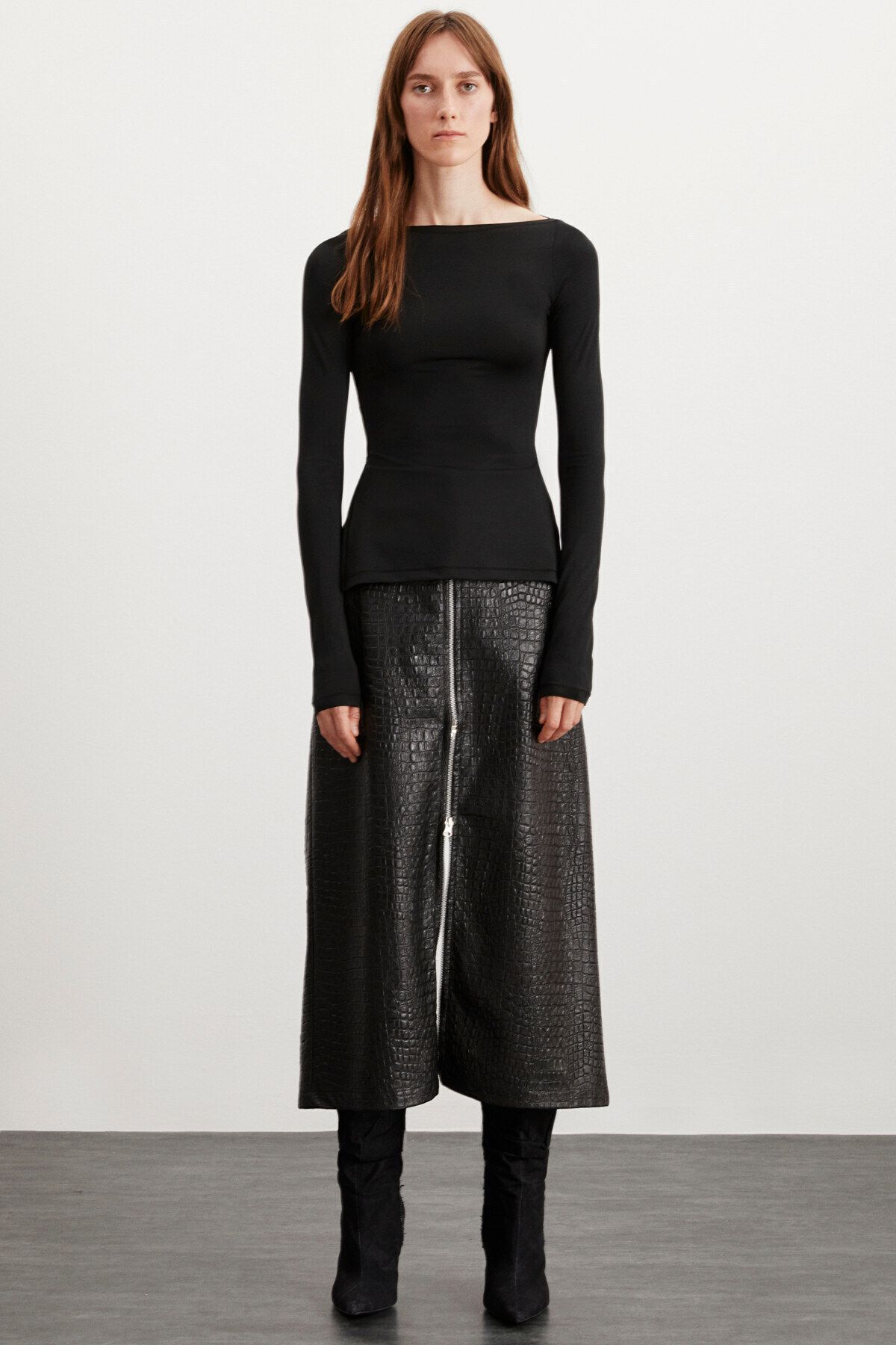 Myra Kadın Kayık Yakalı Polyester Yarı Parlak Esnek Kumaşlı Iki Yanı Derin Yırtmaçlı Siyah Bluz Myra Kadın Kayık Yakalı Polyester Yarı Parlak Esnek Kumaşlı Iki Yanı Derin Yırtmaçlı Siyah Bluz