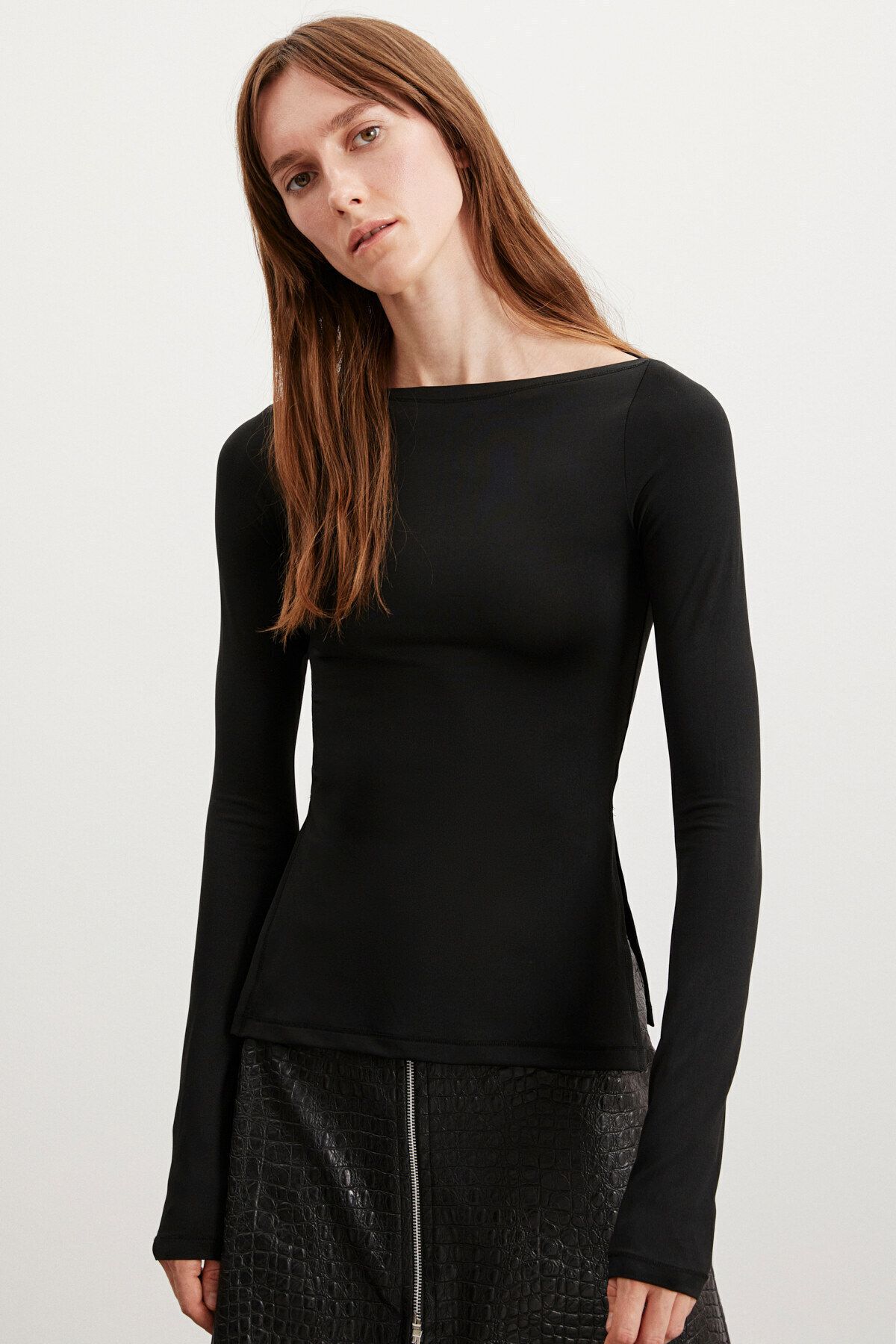 Myra Kadın Kayık Yakalı Polyester Yarı Parlak Esnek Kumaşlı Iki Yanı Derin Yırtmaçlı Siyah Bluz Myra Kadın Kayık Yakalı Polyester Yarı Parlak Esnek Kumaşlı Iki Yanı Derin Yırtmaçlı Siyah Bluz