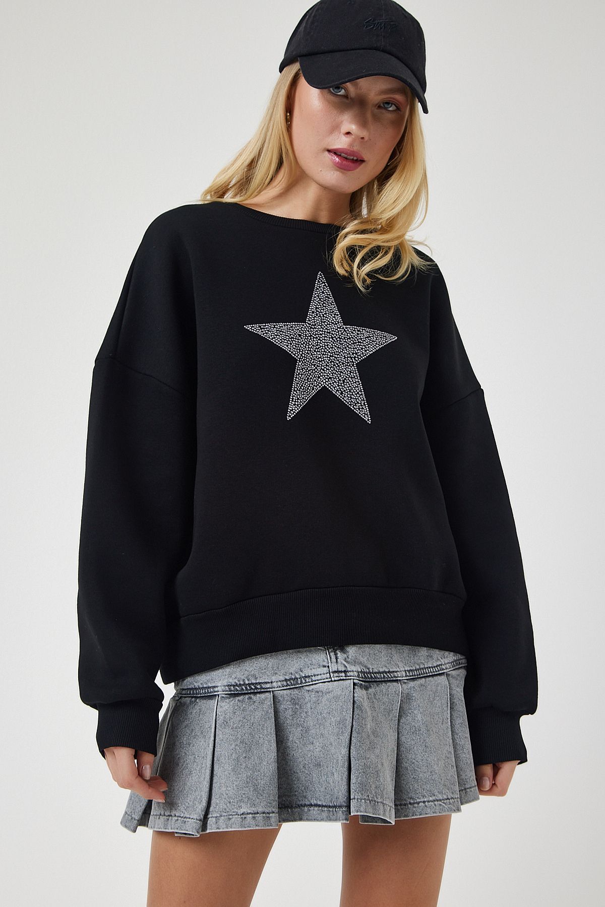 Kadın Siyah Yıldız İşlemeli Şardonlu Örme Sweatshirt UB00237 Kadın Siyah Yıldız İşlemeli Şardonlu Örme Sweatshirt UB00237