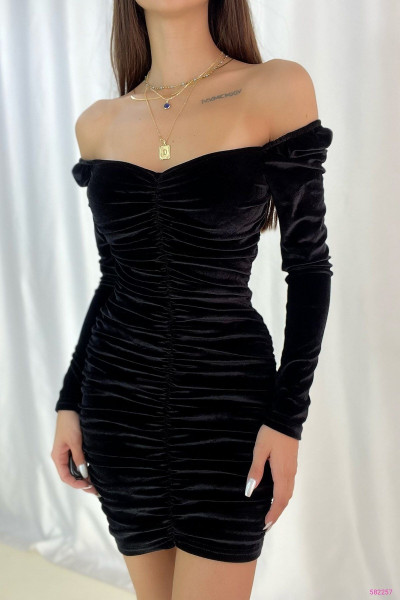 Siyah Kadife Kumaş Uzun Kollu Büzgülü Elbise Siyah Kadife Kumaş Uzun Kollu Büzgülü Elbise