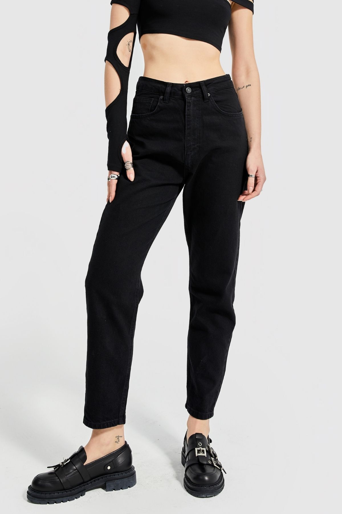 Mercan Kadın Black Od Taşlanmış Siyah Renk Yüksek Bel Mom Kalıp Jean Mercan Kadın Black Od Taşlanmış Siyah Renk Yüksek Bel Mom Kalıp Jean