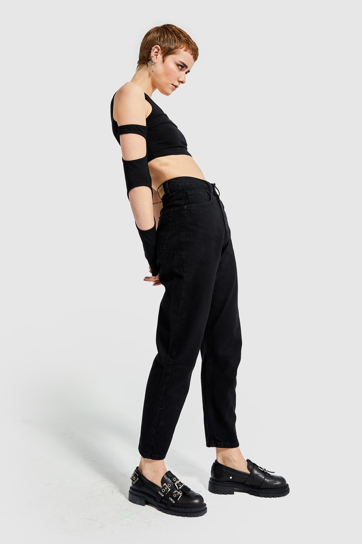 Mercan Kadın Black Od Taşlanmış Siyah Renk Yüksek Bel Mom Kalıp Jean Mercan Kadın Black Od Taşlanmış Siyah Renk Yüksek Bel Mom Kalıp Jean