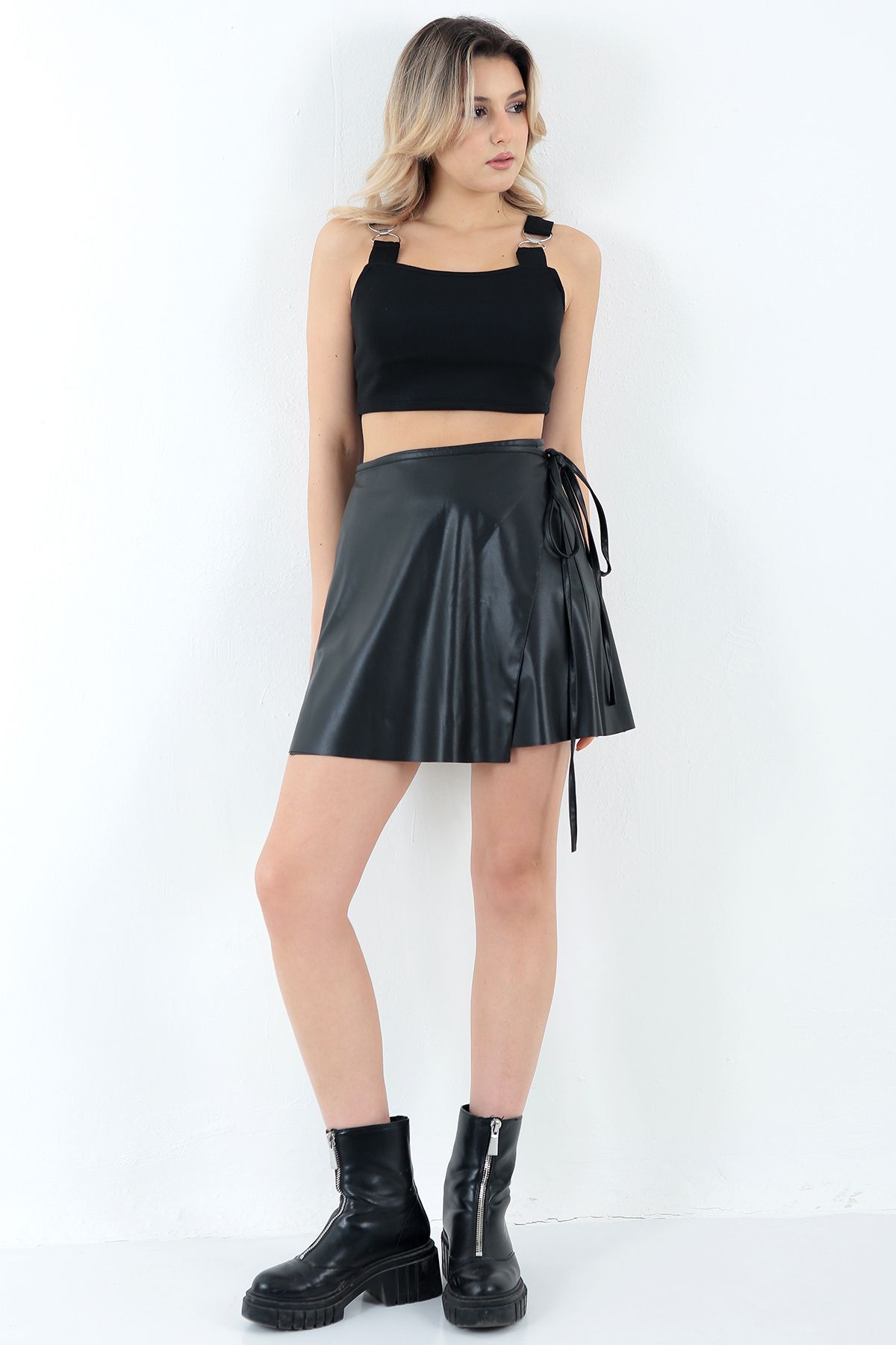 Kadın Siyah Kruvaze Belden Bağlamalı Suni Deri Mini Etek Faux Leather Son Bahar Kış Modeli Kadın Siyah Kruvaze Belden Bağlamalı Suni Deri Mini Etek Faux Leather Son Bahar Kış Modeli