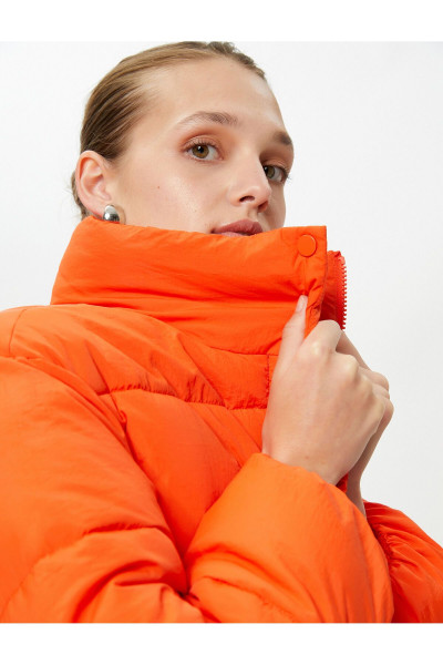 Kısa Şişme Mont Dik Yaka Büyük Cepli Çıtçıtlı Kısa Şişme Mont Dik Yaka Büyük Cepli Çıtçıtlı