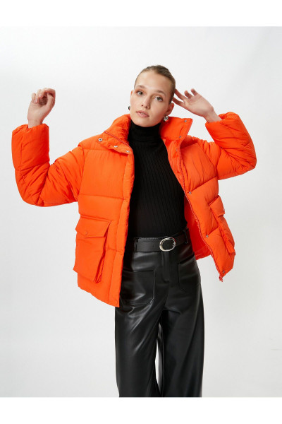 Kısa Şişme Mont Dik Yaka Büyük Cepli Çıtçıtlı Kısa Şişme Mont Dik Yaka Büyük Cepli Çıtçıtlı