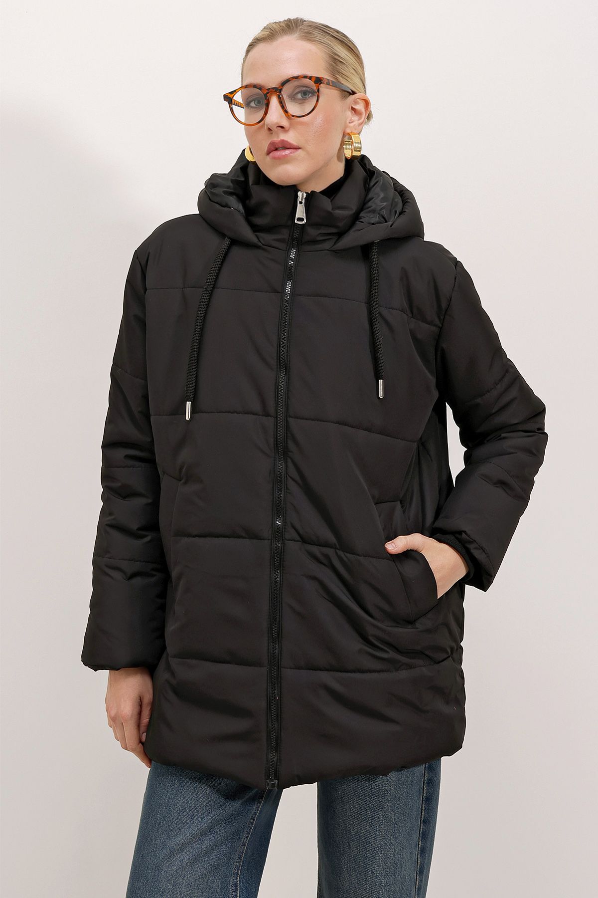 Kapüşonlu Oversize Şişme Mont - Siyah Kapüşonlu Oversize Şişme Mont - Siyah