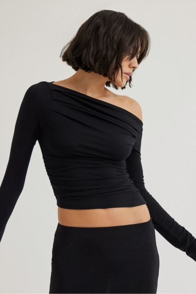 Omzu Pile ve Büzgülü Uzun Kollu Esnek Bluz Omzu Pile ve Büzgülü Uzun Kollu Esnek Bluz