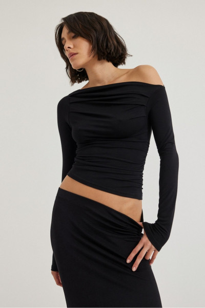 Omzu Pile ve Büzgülü Uzun Kollu Esnek Bluz Omzu Pile ve Büzgülü Uzun Kollu Esnek Bluz