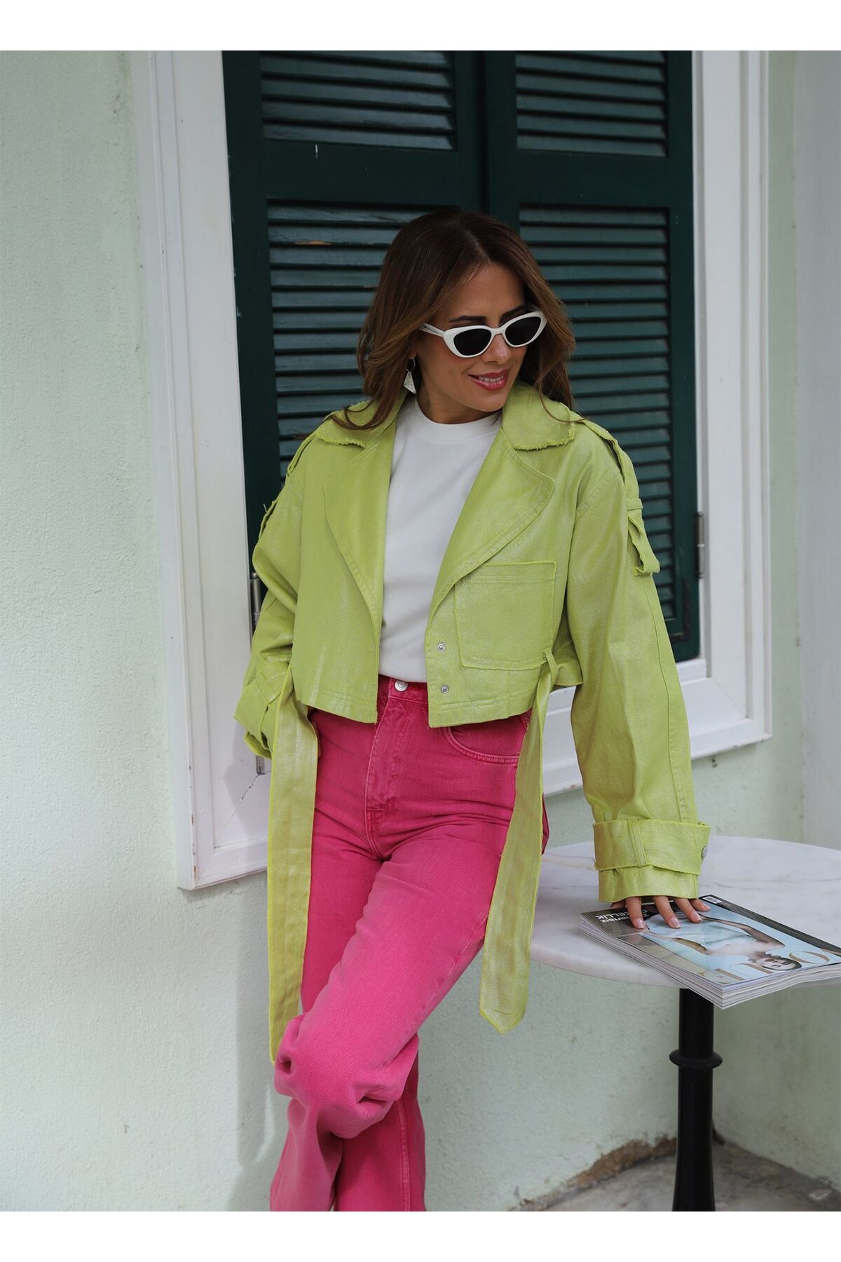 NEON SARI OMUZ VE KOL DETAY PARLAK CEKET
