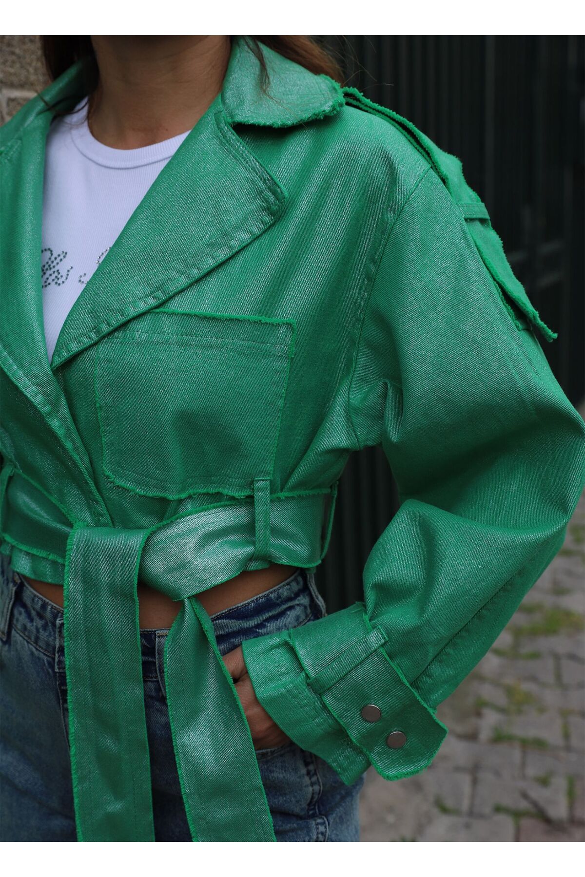 YEŞİL OMUZ VE KOL DETAY PARLAK CEKET YEŞİL OMUZ VE KOL DETAY PARLAK CEKET