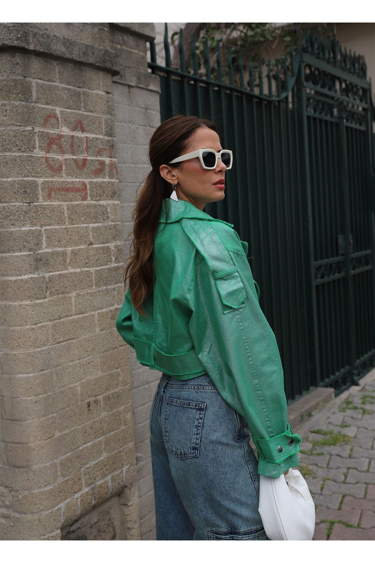 YEŞİL OMUZ VE KOL DETAY PARLAK CEKET YEŞİL OMUZ VE KOL DETAY PARLAK CEKET