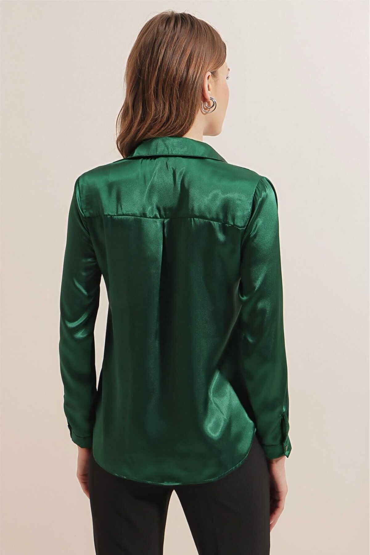 Kadın Zümrüt Yeşili Hafif Dökümlü Saten Yüzeyli Gömlek Hzl22w-bd139641 Kadın Zümrüt Yeşili Hafif Dökümlü Saten Yüzeyli Gömlek Hzl22w-bd139641