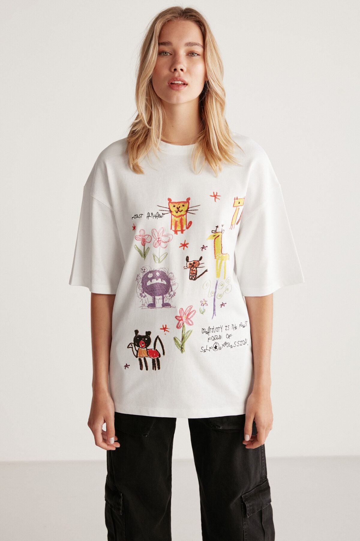 Mıllıe Kadın %100 Organik Pamuklu Oversize Kalıp Bol Kesim Baskı Ve Nakış Detaylı Beyaz T-shirt Mıllıe Kadın %100 Organik Pamuklu Oversize Kalıp Bol Kesim Baskı Ve Nakış Detaylı Beyaz T-shirt