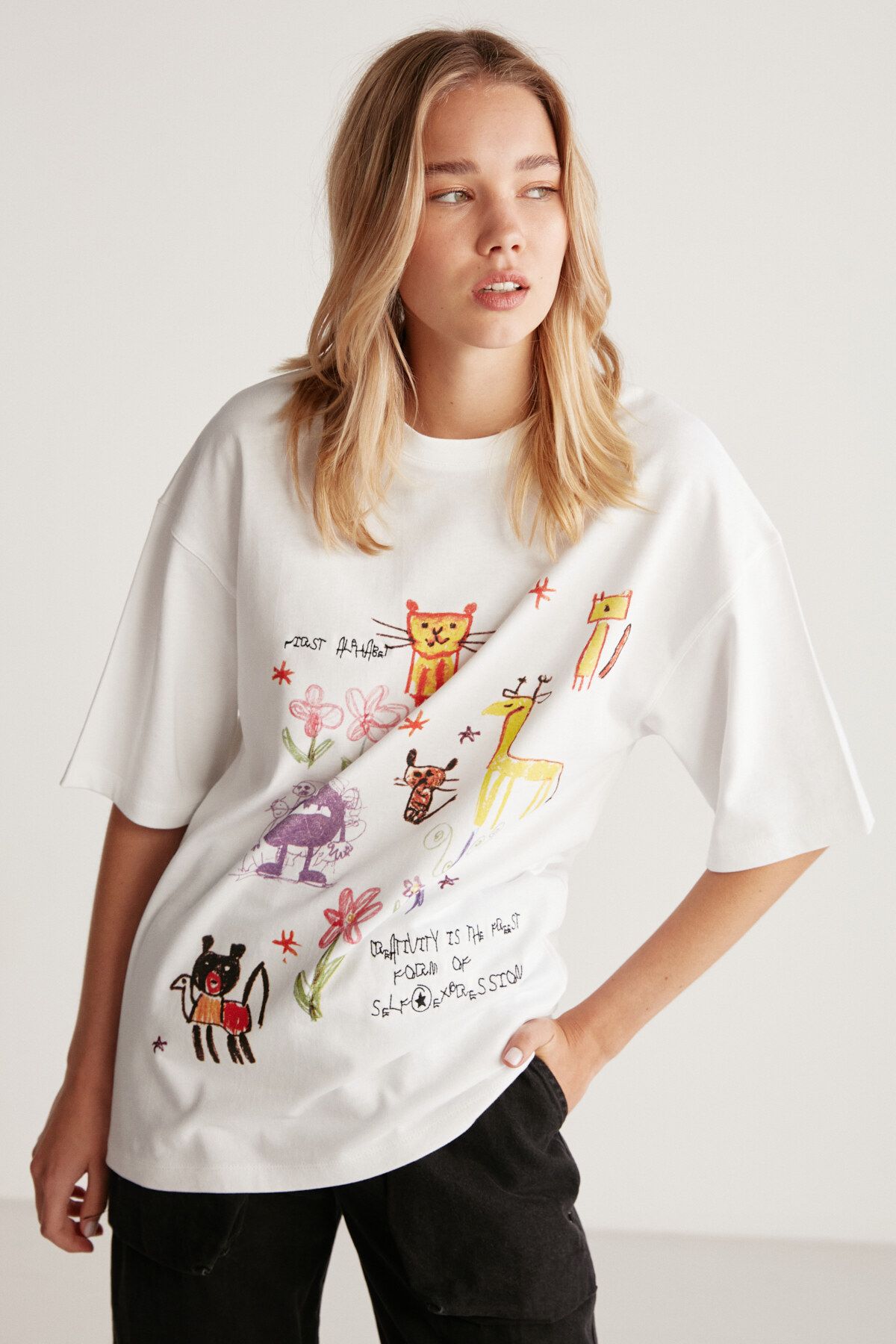 Mıllıe Kadın %100 Organik Pamuklu Oversize Kalıp Bol Kesim Baskı Ve Nakış Detaylı Beyaz T-shirt Mıllıe Kadın %100 Organik Pamuklu Oversize Kalıp Bol Kesim Baskı Ve Nakış Detaylı Beyaz T-shirt