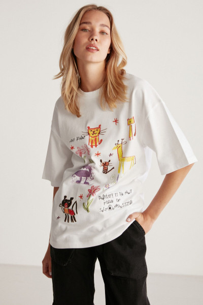 Mıllıe Kadın %100 Organik Pamuklu Oversize Kalıp Bol Kesim Baskı Ve Nakış Detaylı Beyaz T-shirt Mıllıe Kadın %100 Organik Pamuklu Oversize Kalıp Bol Kesim Baskı Ve Nakış Detaylı Beyaz T-shirt