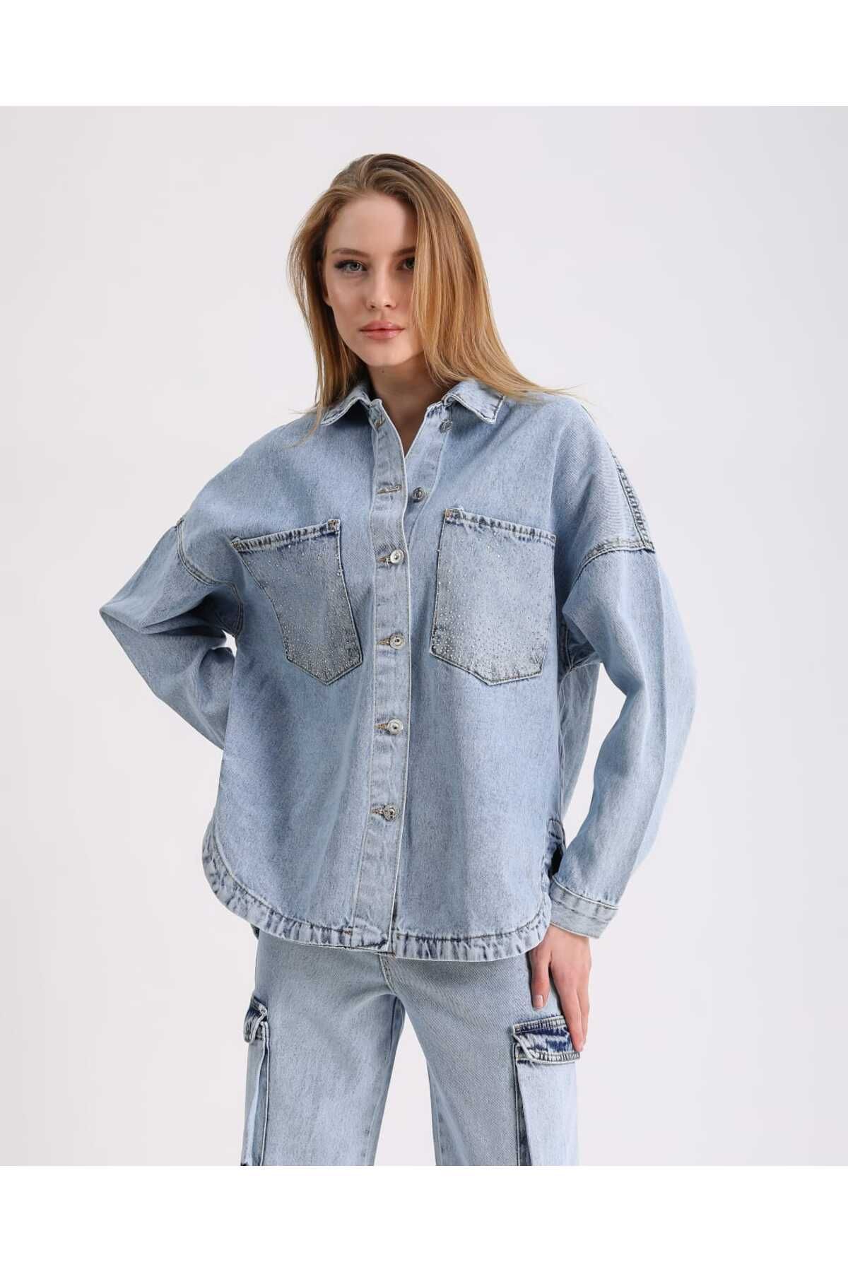 Pırlanta İşlemeli Sırtı Etnik Desenli Oversize Kot Ceket Pırlanta İşlemeli Sırtı Etnik Desenli Oversize Kot Ceket