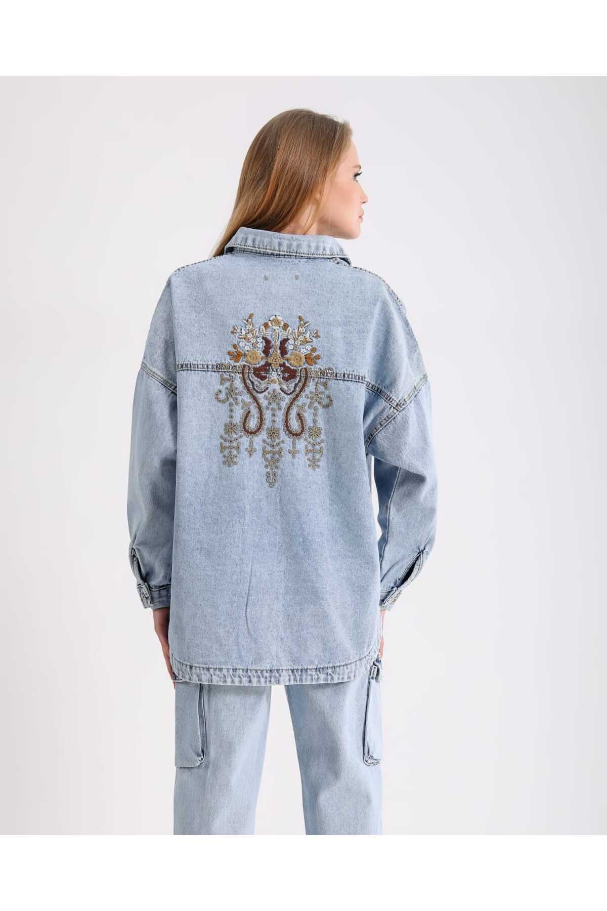 Pırlanta İşlemeli Sırtı Etnik Desenli Oversize Kot Ceket Pırlanta İşlemeli Sırtı Etnik Desenli Oversize Kot Ceket