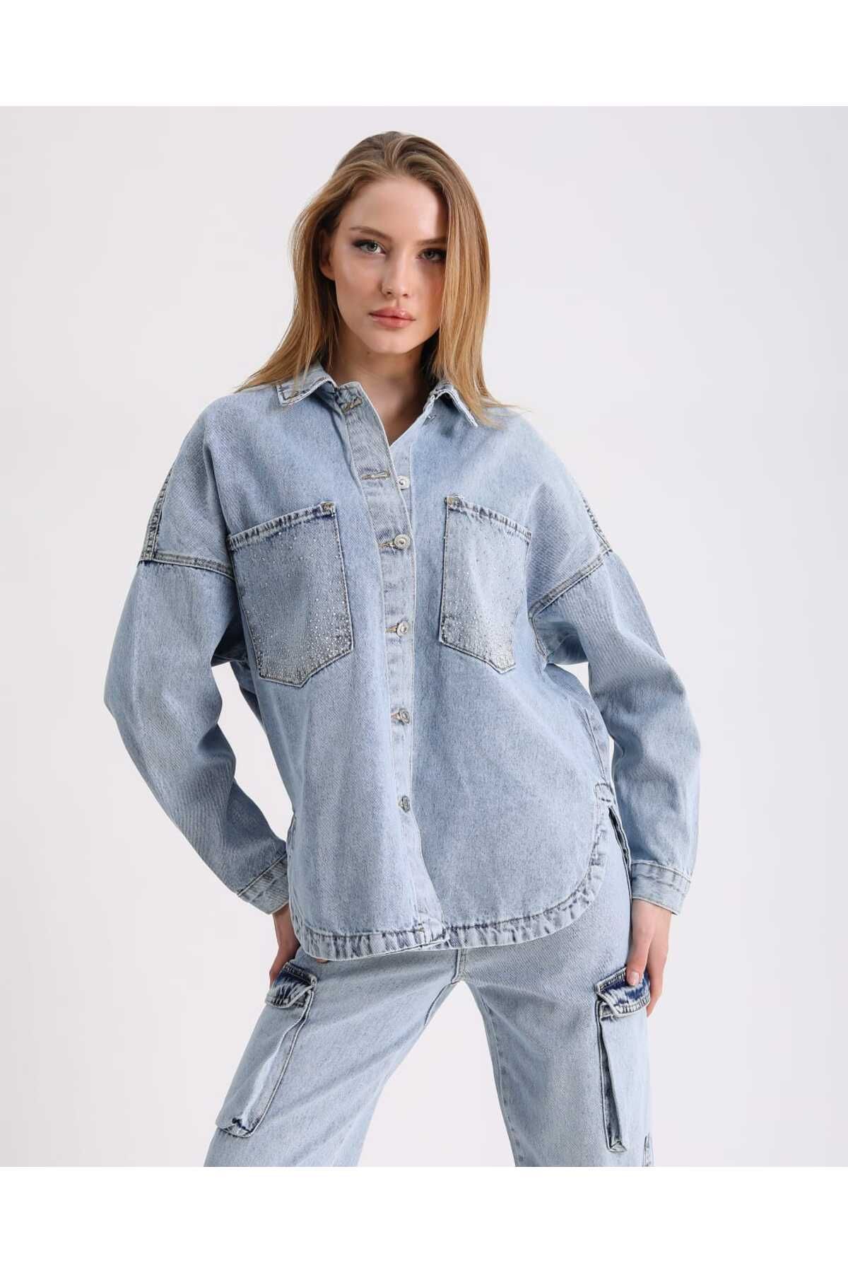 Pırlanta İşlemeli Sırtı Etnik Desenli Oversize Kot Ceket Pırlanta İşlemeli Sırtı Etnik Desenli Oversize Kot Ceket