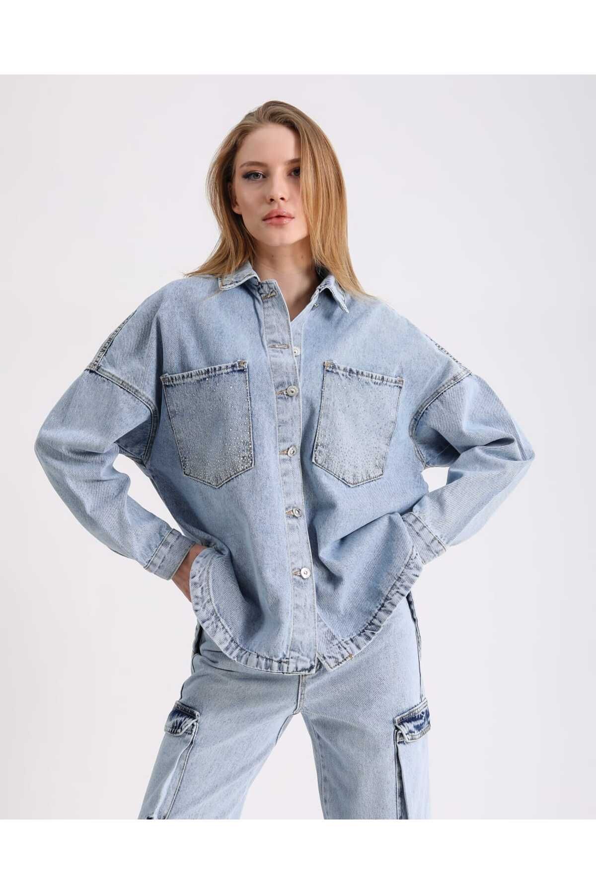 Pırlanta İşlemeli Sırtı Etnik Desenli Oversize Kot Ceket Pırlanta İşlemeli Sırtı Etnik Desenli Oversize Kot Ceket