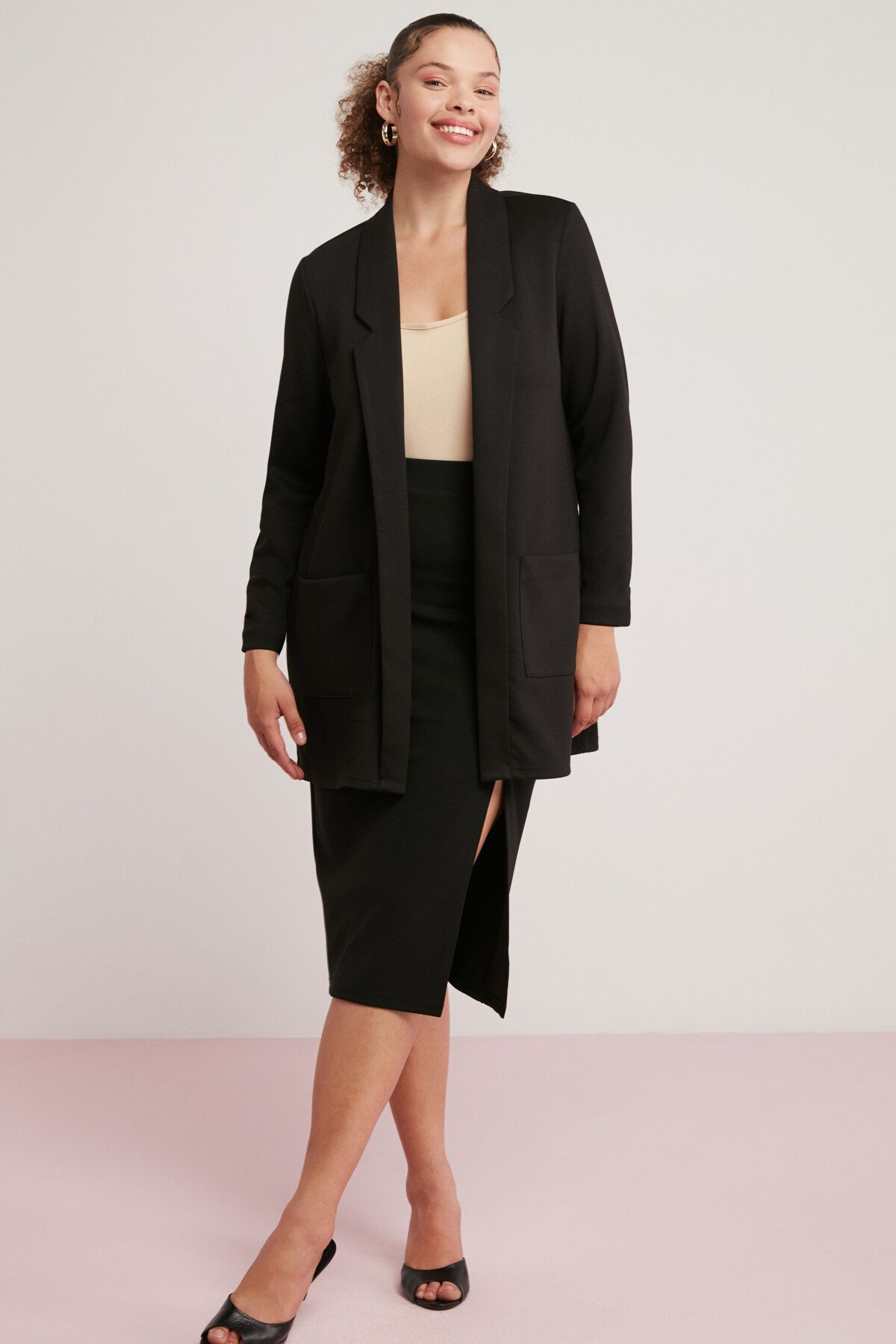Nora Kadın Örme Çelikli Interlok Kumaşlı Takma Cepli Şal Yakalı Blazer Uzun Siyah Ceket Nora Kadın Örme Çelikli Interlok Kumaşlı Takma Cepli Şal Yakalı Blazer Uzun Siyah Ceket