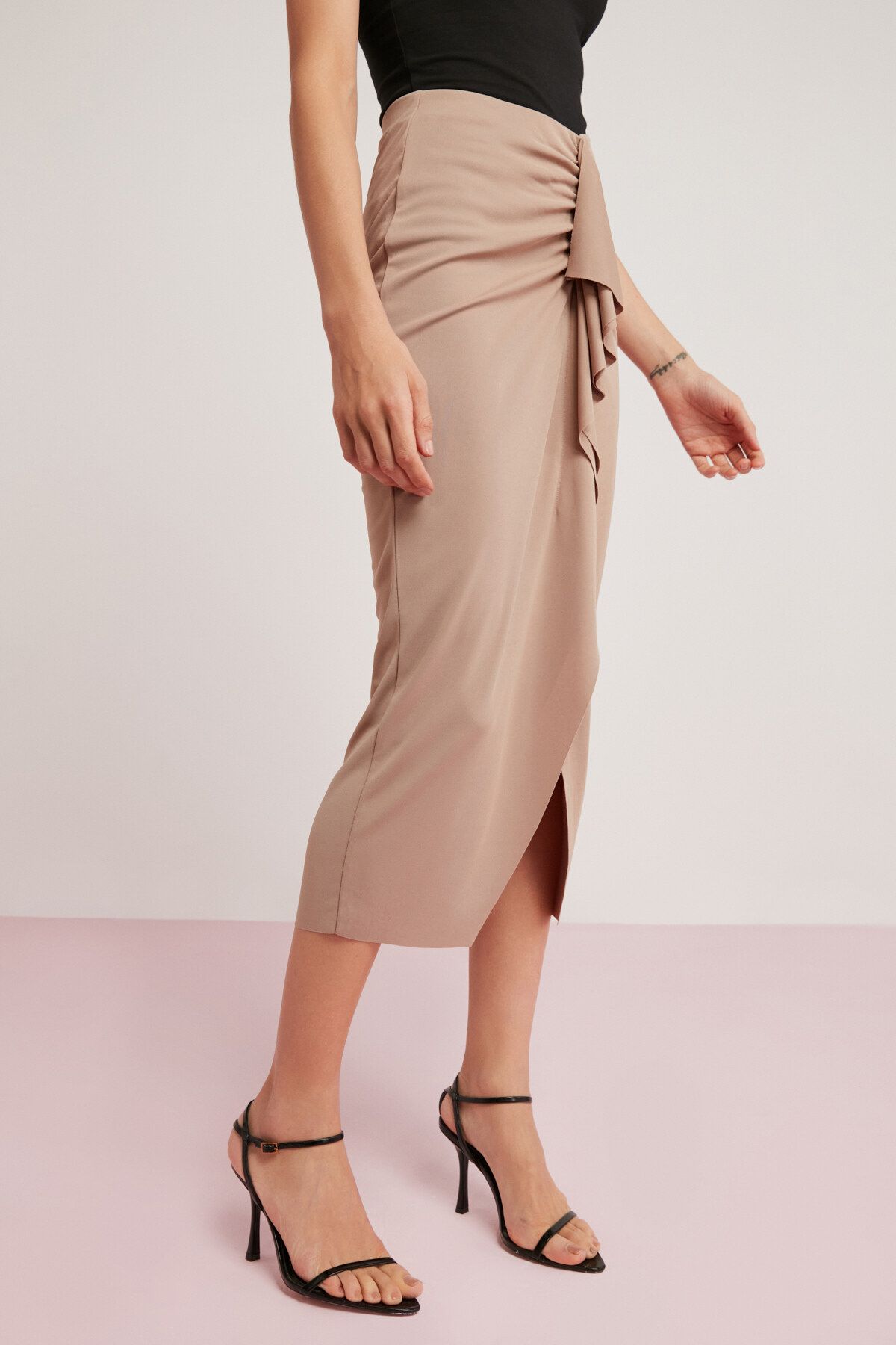 Melında Kadın Örme Vücuda Tamamen Oturan Drape Detaylı Kalem Bej Etek Melında Kadın Örme Vücuda Tamamen Oturan Drape Detaylı Kalem Bej Etek