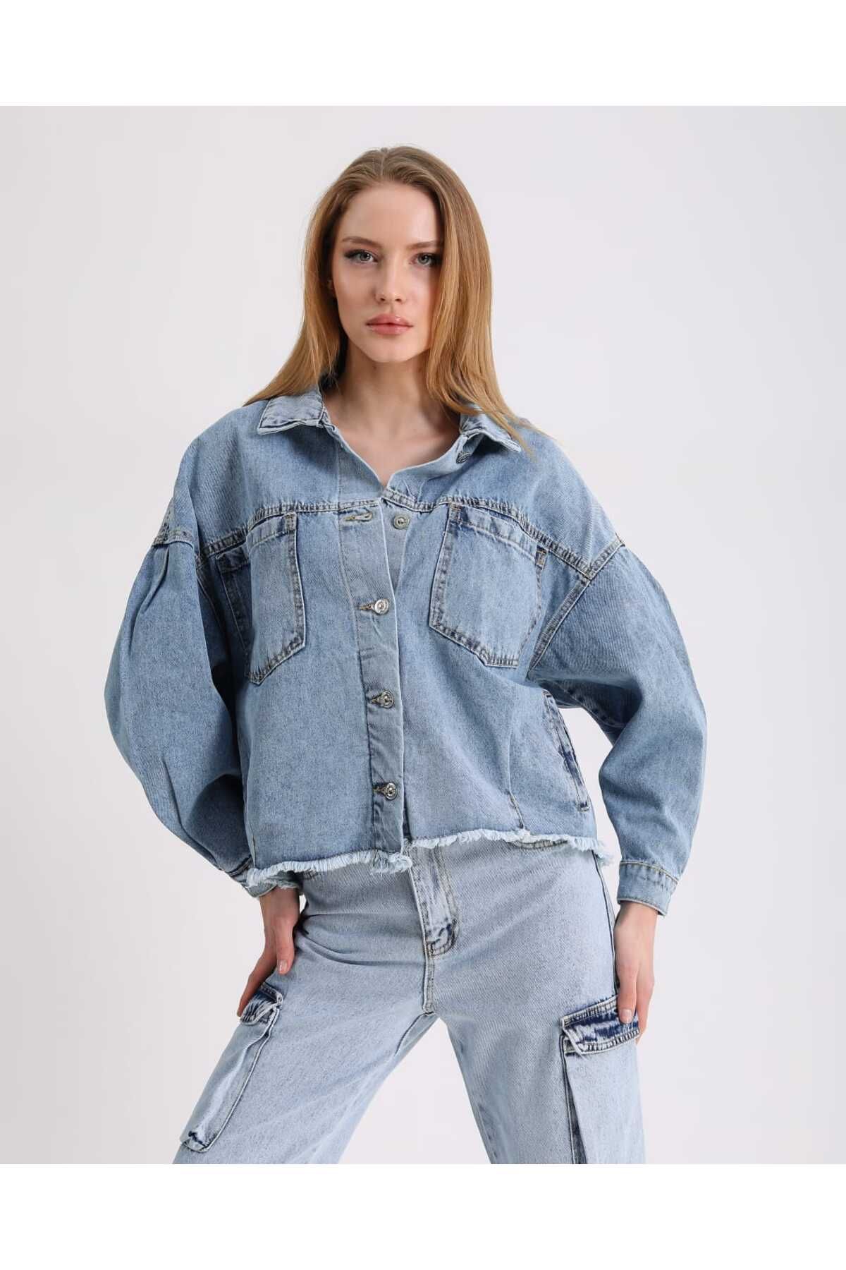 Oversize Geniş Cepli Beli Püsküllü Kot Ceket Oversize Geniş Cepli Beli Püsküllü Kot Ceket