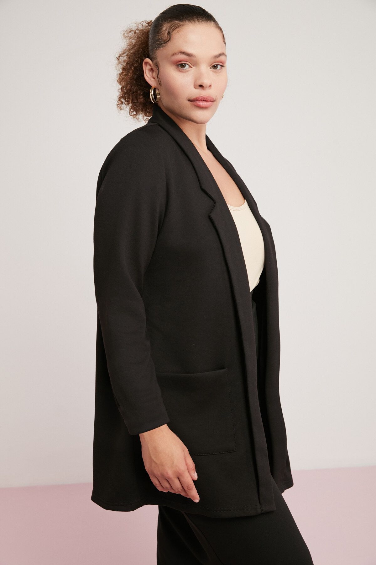 Nora Kadın Örme Çelikli Interlok Kumaşlı Takma Cepli Şal Yakalı Blazer Uzun Siyah Ceket Nora Kadın Örme Çelikli Interlok Kumaşlı Takma Cepli Şal Yakalı Blazer Uzun Siyah Ceket