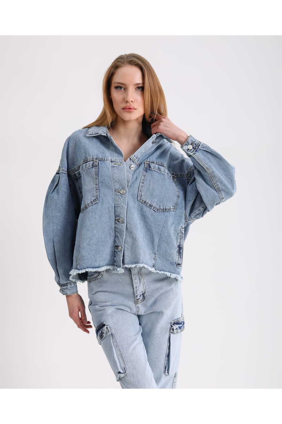 Oversize Geniş Cepli Beli Püsküllü Kot Ceket Oversize Geniş Cepli Beli Püsküllü Kot Ceket