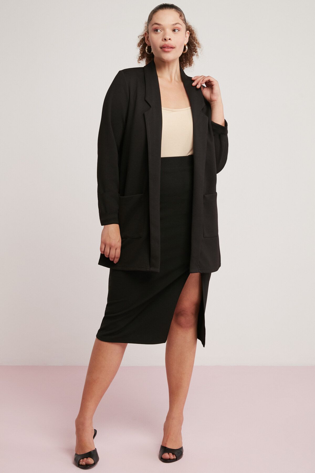 Nora Kadın Örme Çelikli Interlok Kumaşlı Takma Cepli Şal Yakalı Blazer Uzun Siyah Ceket Nora Kadın Örme Çelikli Interlok Kumaşlı Takma Cepli Şal Yakalı Blazer Uzun Siyah Ceket