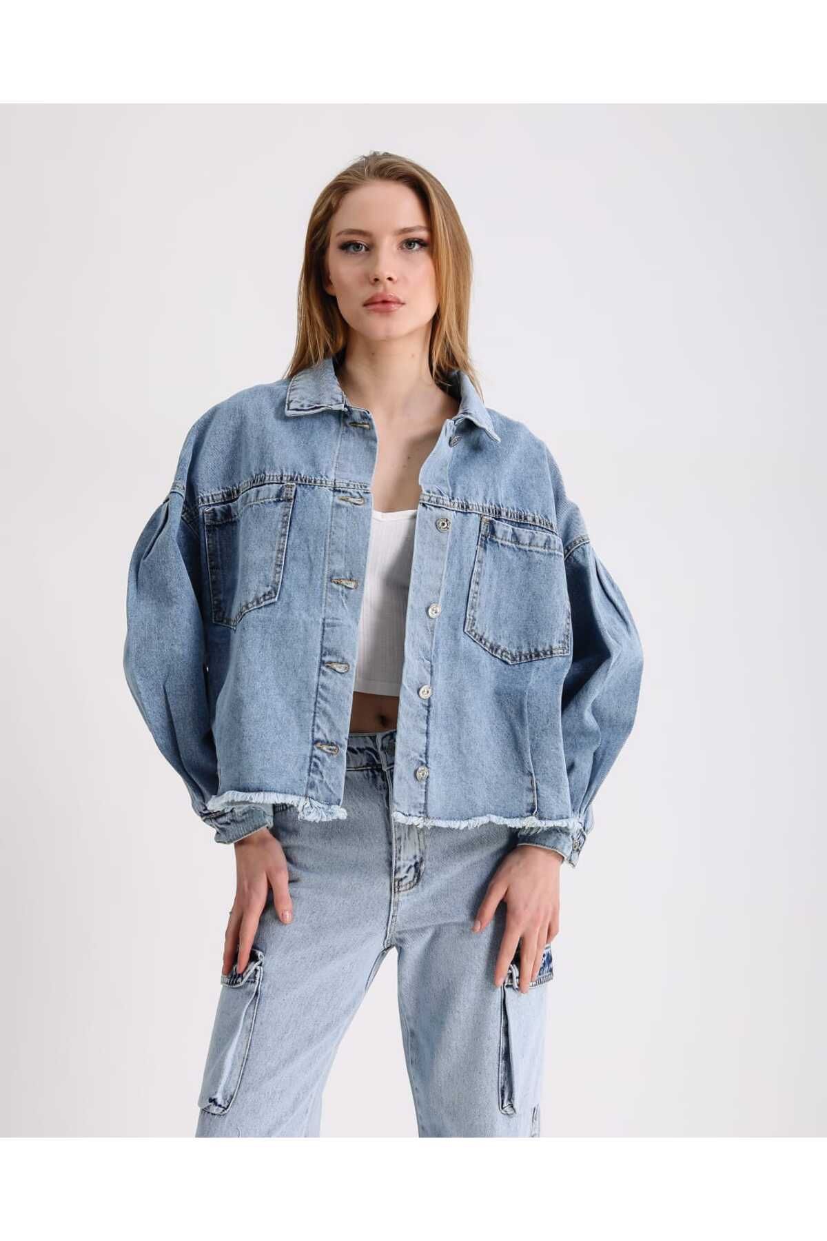 Oversize Geniş Cepli Beli Püsküllü Kot Ceket Oversize Geniş Cepli Beli Püsküllü Kot Ceket