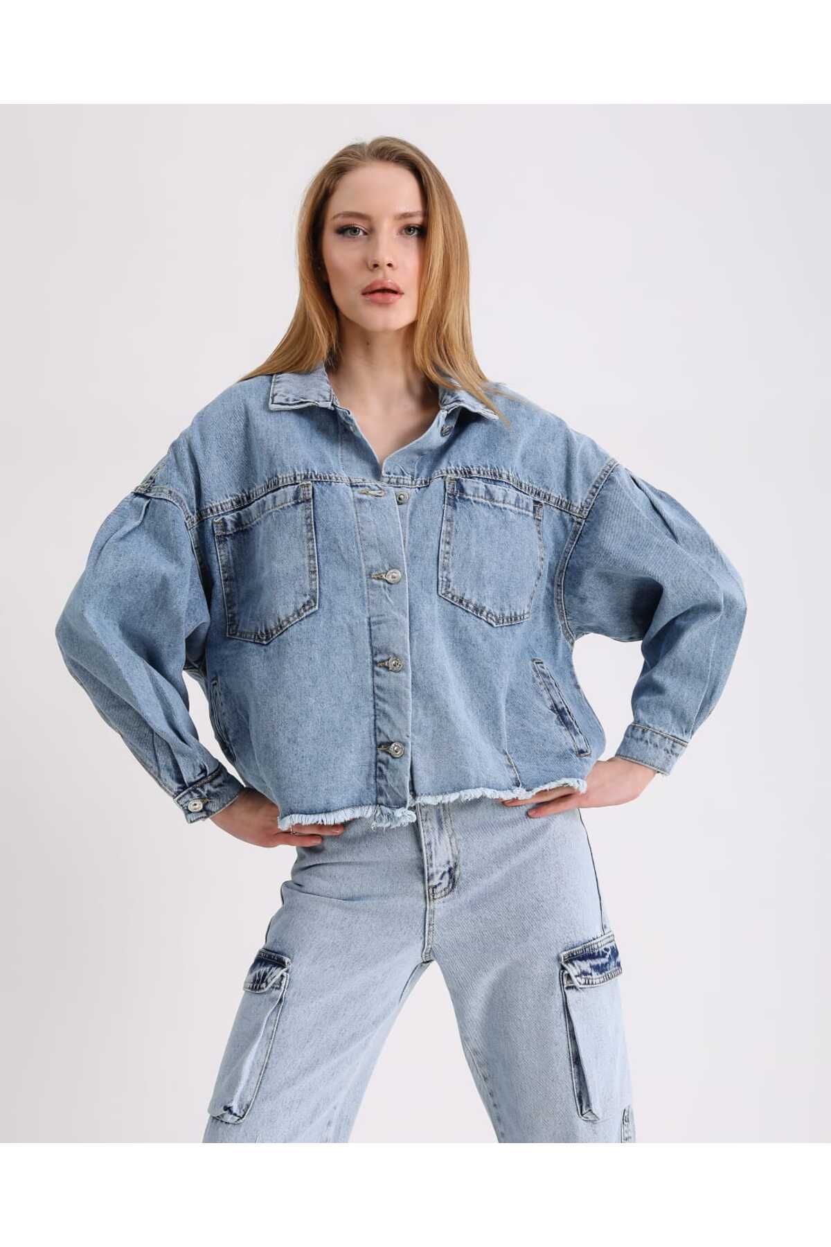 Oversize Geniş Cepli Beli Püsküllü Kot Ceket Oversize Geniş Cepli Beli Püsküllü Kot Ceket