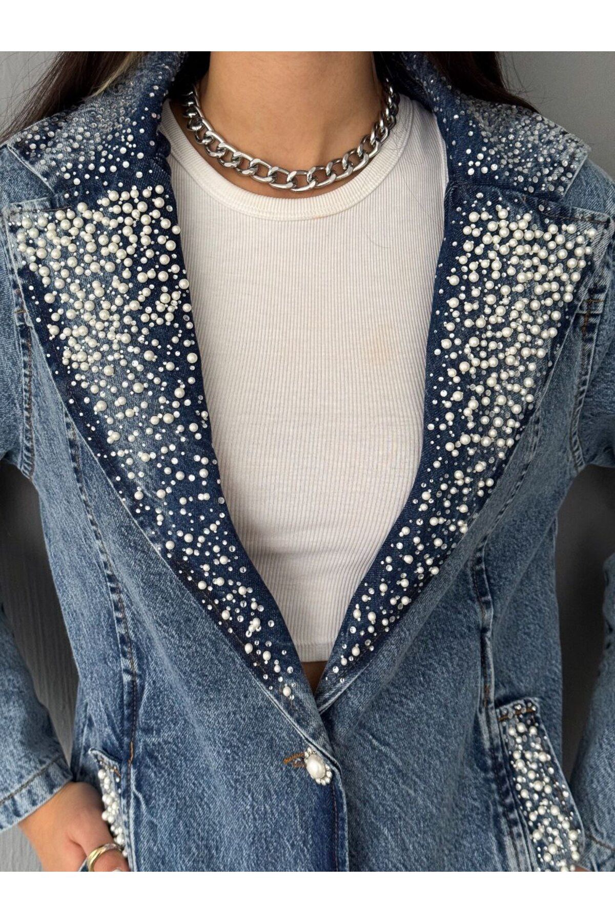 OREO Jeans Kadın Yaka ve Cepleri İnci ve Taş İşlemeli Denim Ceket OREO Jeans Kadın Yaka ve Cepleri İnci ve Taş İşlemeli Denim Ceket