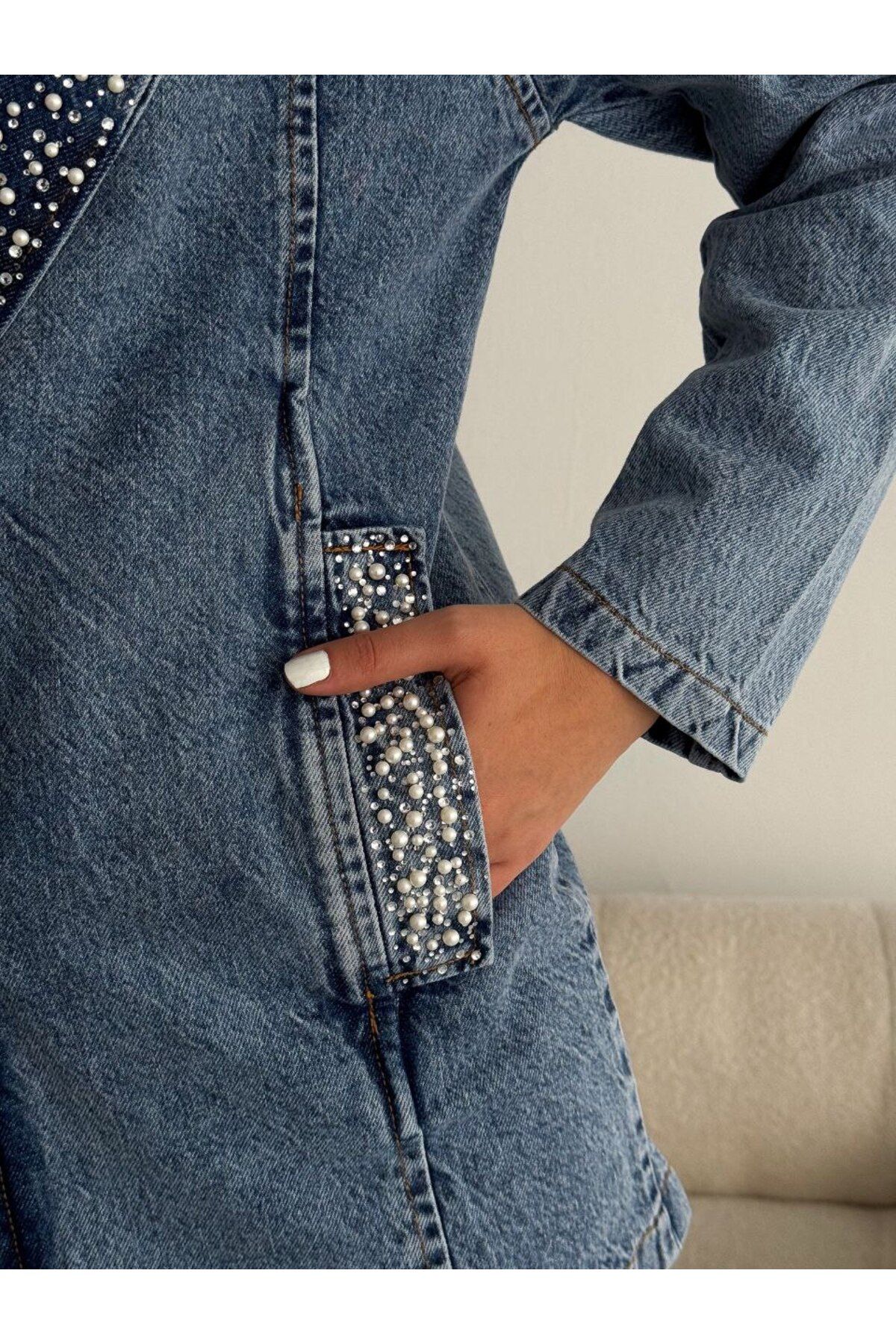OREO Jeans Kadın Yaka ve Cepleri İnci ve Taş İşlemeli Denim Ceket OREO Jeans Kadın Yaka ve Cepleri İnci ve Taş İşlemeli Denim Ceket