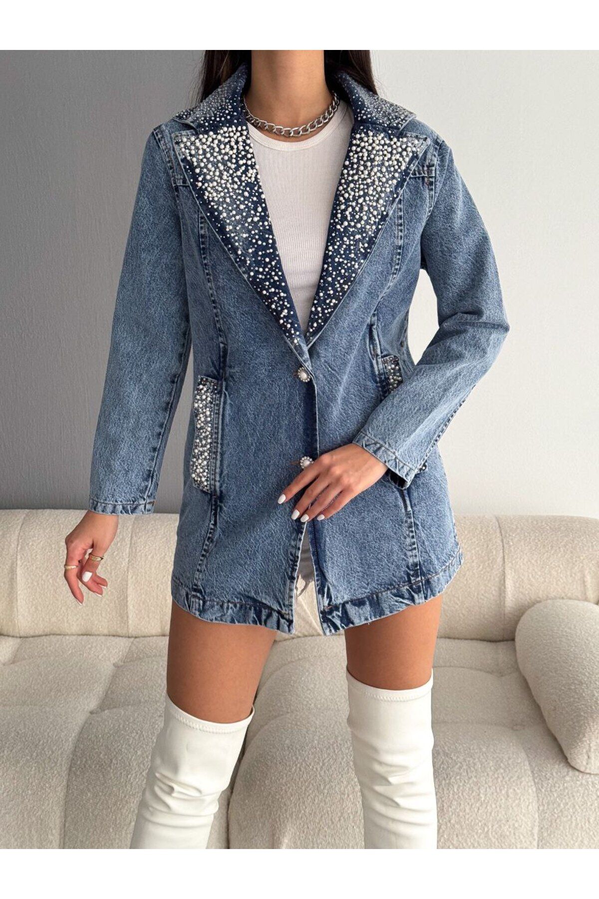 OREO Jeans Kadın Yaka ve Cepleri İnci ve Taş İşlemeli Denim Ceket OREO Jeans Kadın Yaka ve Cepleri İnci ve Taş İşlemeli Denim Ceket