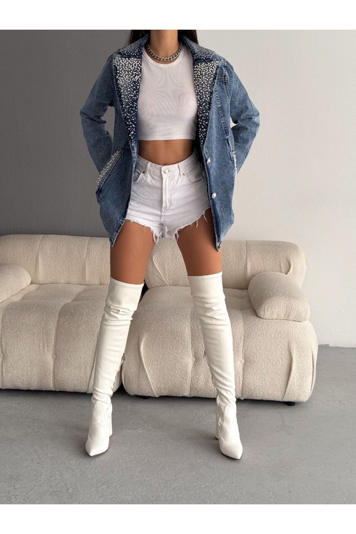 OREO Jeans Kadın Yaka ve Cepleri İnci ve Taş İşlemeli Denim Ceket OREO Jeans Kadın Yaka ve Cepleri İnci ve Taş İşlemeli Denim Ceket