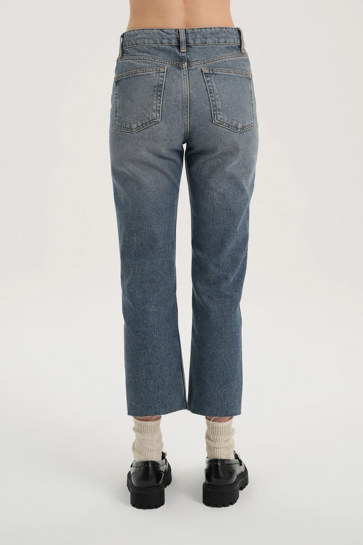 Orta Mavi Yüksek Bel Patı Düğmeli Paçası Kesikli Jean Pantolon C 4518-110 Orta Mavi Yüksek Bel Patı Düğmeli Paçası Kesikli Jean Pantolon C 4518-110