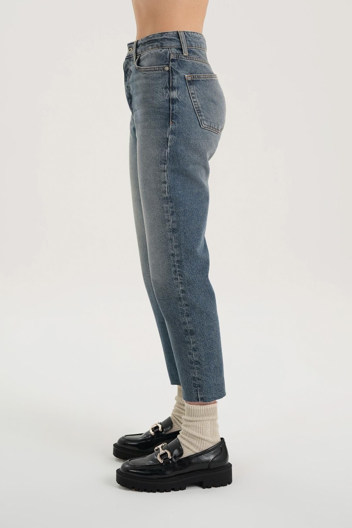 Orta Mavi Yüksek Bel Patı Düğmeli Paçası Kesikli Jean Pantolon C 4518-110 Orta Mavi Yüksek Bel Patı Düğmeli Paçası Kesikli Jean Pantolon C 4518-110