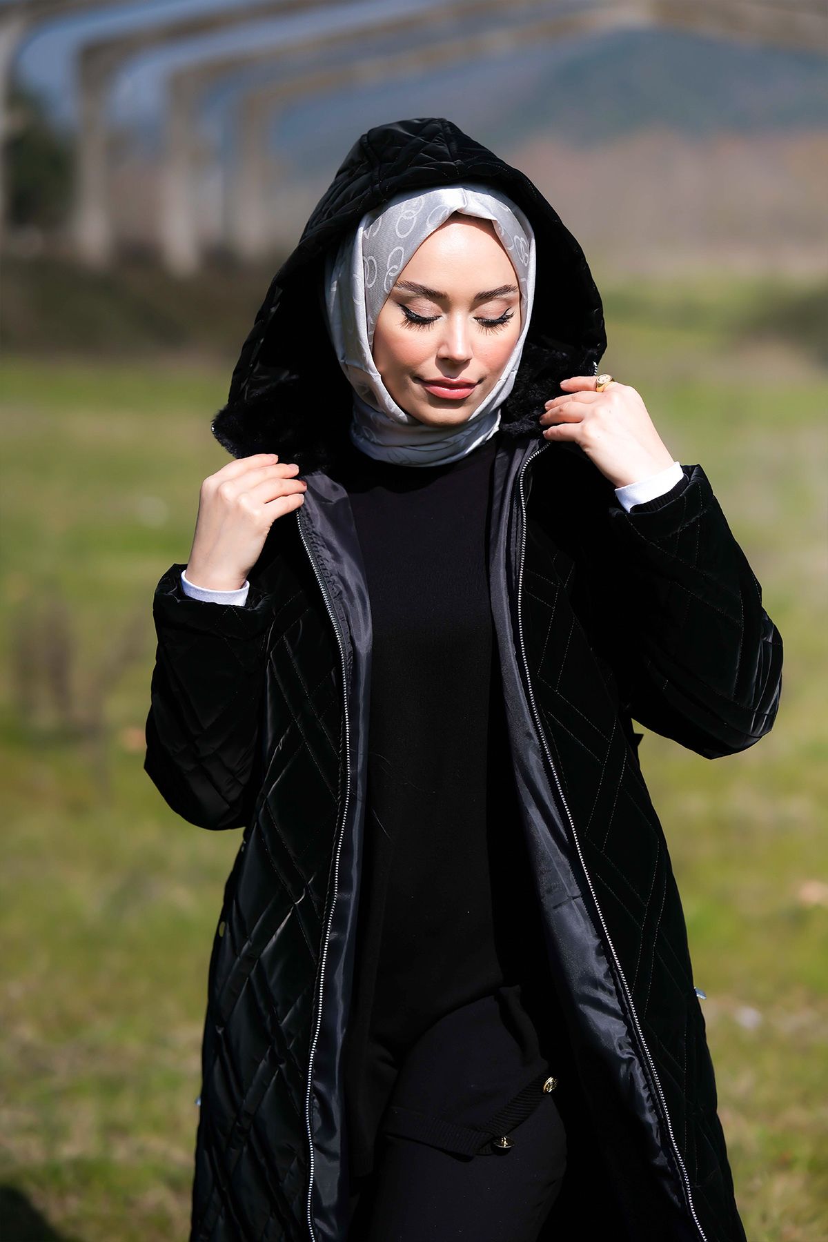 Kadın Siyah Kürklü Kapitone Mont Kadın Siyah Kürklü Kapitone Mont