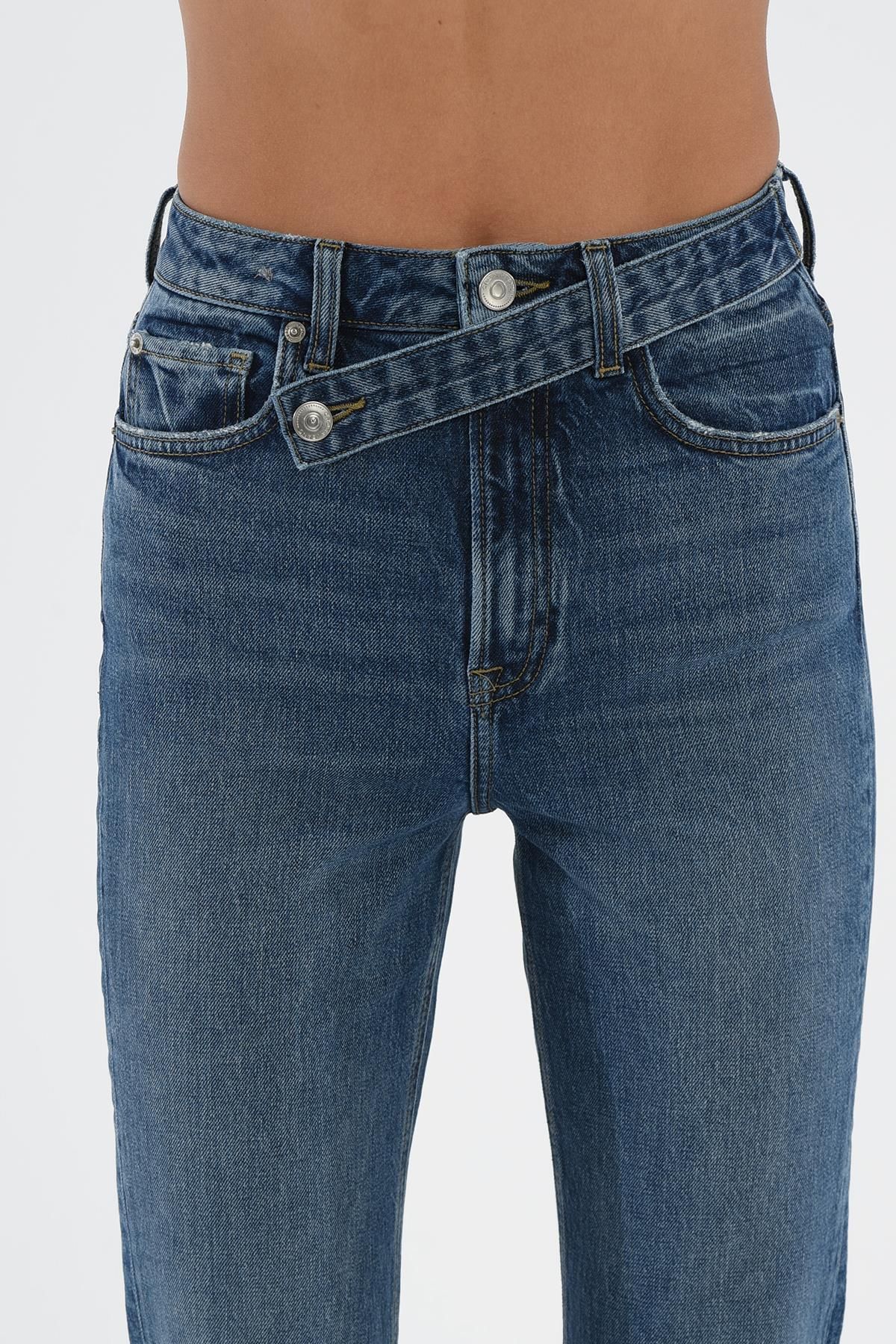 Orta Mavi Slim Straight Paçası Yırtmaçlı Çapraz Kemerli Jean Pantolon C 4556-007 Orta Mavi Slim Straight Paçası Yırtmaçlı Çapraz Kemerli Jean Pantolon C 4556-007