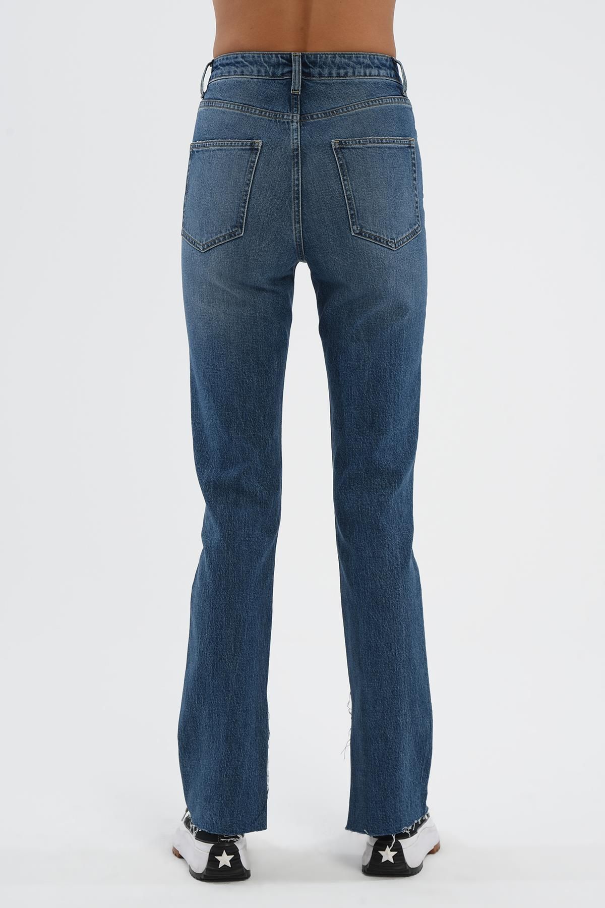 Orta Mavi Slim Straight Paçası Yırtmaçlı Çapraz Kemerli Jean Pantolon C 4556-007 Orta Mavi Slim Straight Paçası Yırtmaçlı Çapraz Kemerli Jean Pantolon C 4556-007