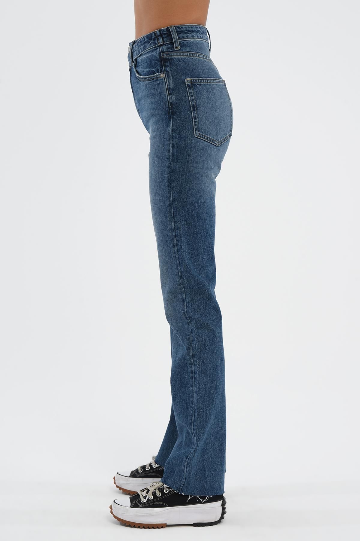 Orta Mavi Slim Straight Paçası Yırtmaçlı Çapraz Kemerli Jean Pantolon C 4556-007 Orta Mavi Slim Straight Paçası Yırtmaçlı Çapraz Kemerli Jean Pantolon C 4556-007
