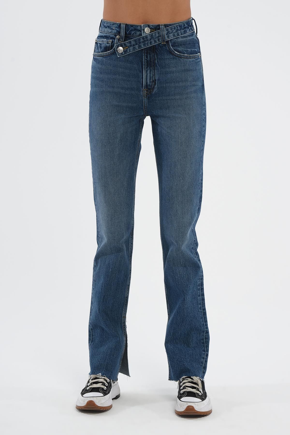 Orta Mavi Slim Straight Paçası Yırtmaçlı Çapraz Kemerli Jean Pantolon C 4556-007 Orta Mavi Slim Straight Paçası Yırtmaçlı Çapraz Kemerli Jean Pantolon C 4556-007
